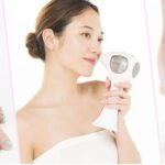 トリア　脱毛器　いろんな部位をケアしている女性